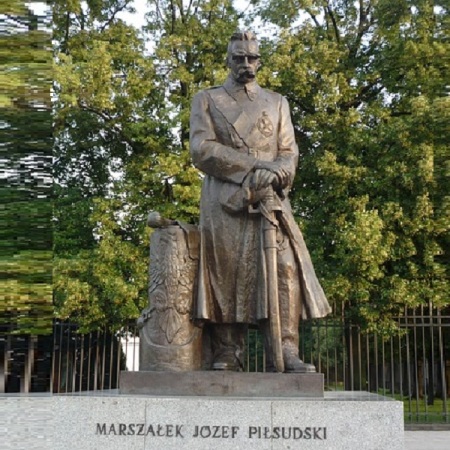 Pomnik Piłsudskiego z powieści kryminalnej pisarki Kaivochats z dreszczykiem