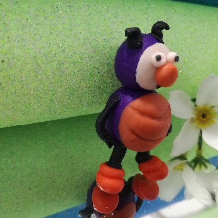 Żuczek - figurka z modeliny z bajki dla dzieci Wyjść Na Zero pisarki Kaivochats